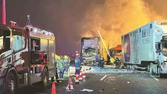 அதிர்ச்சி வீடியோ..!! வாகனங்கள் அடுத்தடுத்து மோதி கொண்ட கோர விபத்து 16 பேர் பலி!!