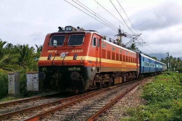 தென் மாவட்டங்களுக்கு 4 சிறப்பு ரயில்கள்!!