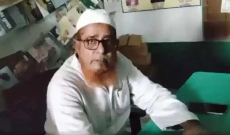 பள்ளி குழந்தைகளை பூச்சி சாப்பிட வைத்த தலைமை ஆசிரியர்!!