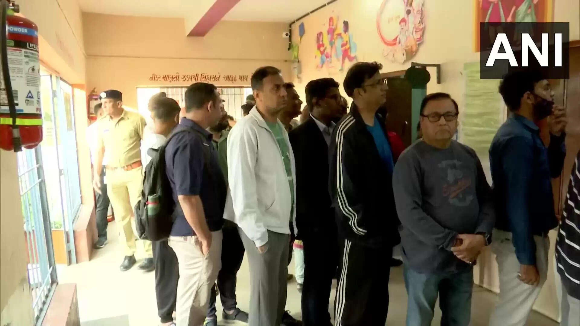 வரிசையில் நின்று வாக்களித்தார் பிரதமர் மோடி!!