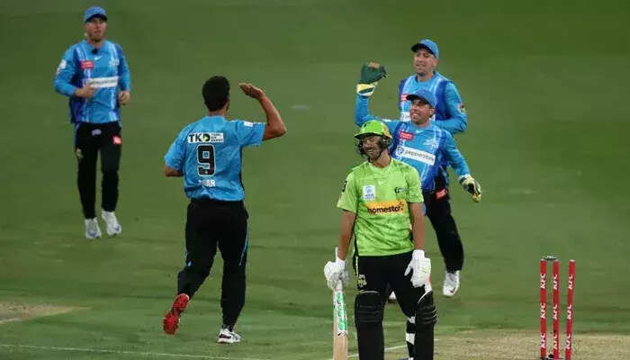 மோசமான தோல்வி..!! 15 ரன்களுக்கு அனைத்து விக்கெட்டுகளை இழந்த சிட்னி அணி..