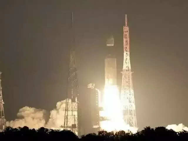 விண்ணில் பாய்ந்தது இஸ்ரோவின் 'ஜிஎஸ்எல்வி எல்விஎம்3'..!!