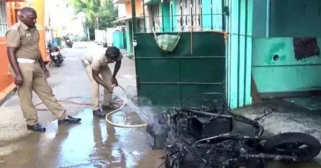 அதிர்ச்சி! ஸ்டார்ட் செய்த போது பற்றி எரிந்த இ-ஸ்கூட்டர்!!