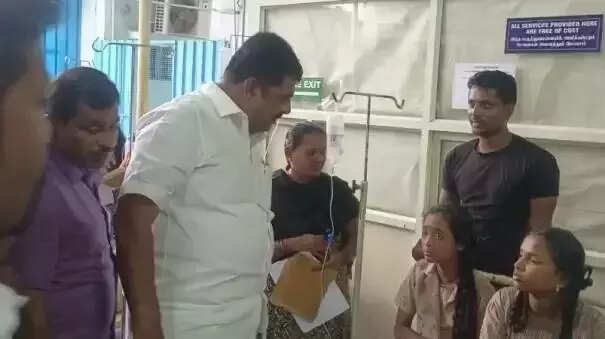 அரசுப் பள்ளியில் அதிர்ச்சி..!! திடீரென மயங்கி விழுந்த 150 மாணவர்கள்...!!