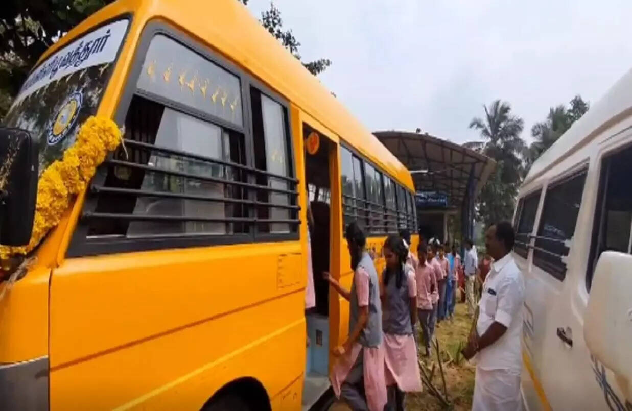 அரசுப்பள்ளிக்கு பேருந்து வாங்கிக் கொடுத்த ஊர்மக்கள்!!