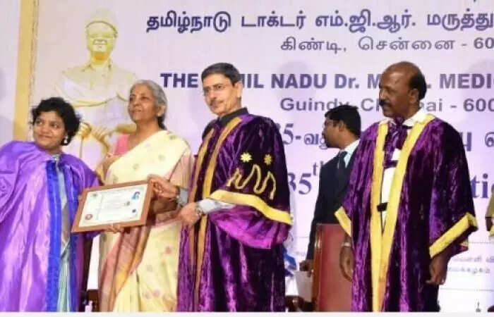 காதல் மனைவியை முனைவராக்கி அழகு பார்த்த ஓட்டுநர்...மத்திய நிதியமைச்சர் பாராட்டு!..