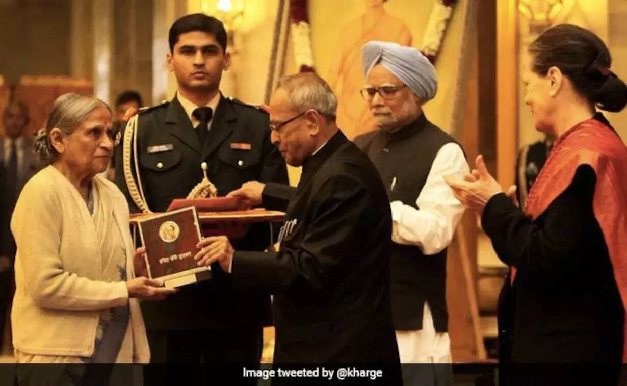 சமூக போராளி எலா பட் காலமானார்!! தலைவர்கள் இரங்கல்