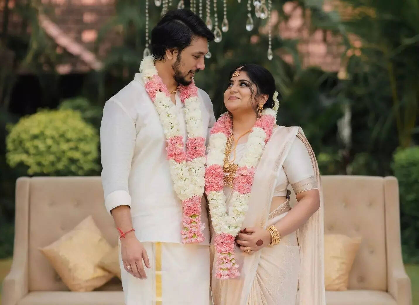 "திருமண நாளன்றும் உருவ கேலி செய்தனர்" : பிரபல நடிகை ஓபன் டாக்!!