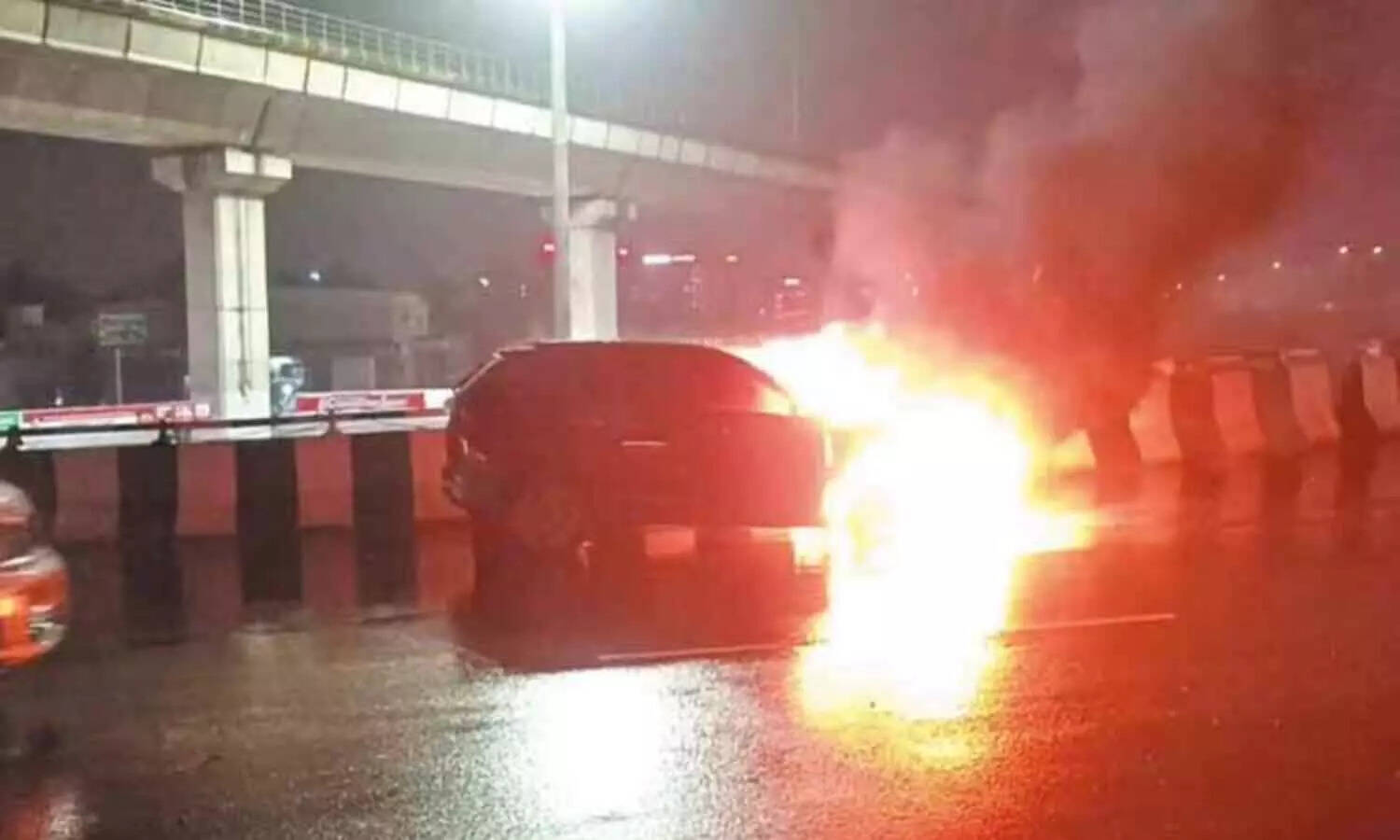 கத்திப்பாரா பாலத்தில் திடீரென தீப்பிடித்து எரிந்த கார்!!