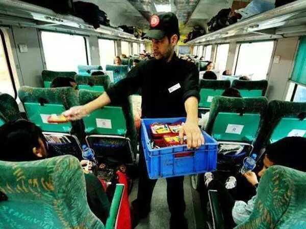 ரயில் பயணிகளுக்கு ஷாக்: இனி ரயிலில் உணவு வாங்க அதிக செலவாகும்..!!