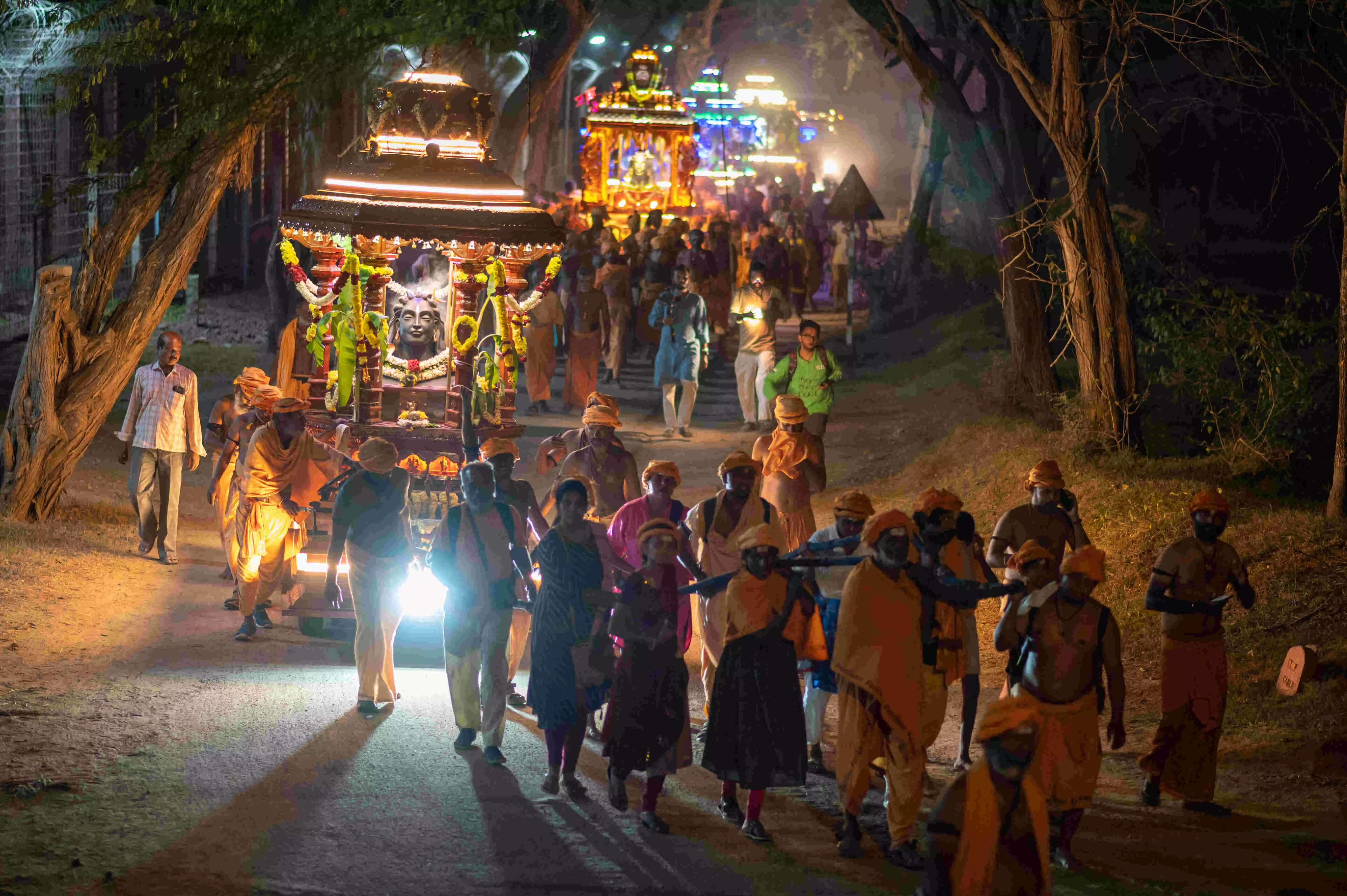 ஆதியோகி தேருடன் பல்லக்கில் பவனி வந்த அறுபத்து மூவருக்கு ஈஷா யோகா மையத்தில் மேள தாளத்துடன் சிறப்பான வரவேற்பு..!!