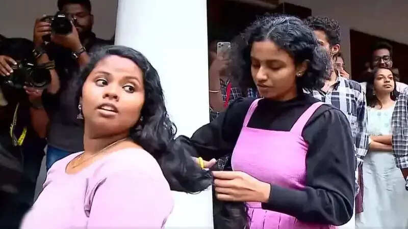 ஈவ் டீசிங் செயலை கண்டிக்க கல்லூரி மாணவிகள் செய்த செயலை பாருங்க..!!