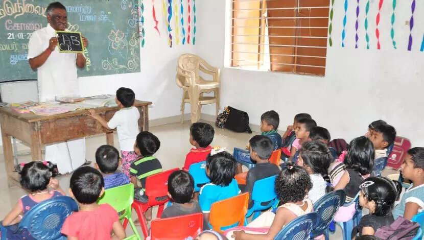 14,000 இடங்களில் தற்காலிக ஆசிரியர்கள் நியமனம்!!