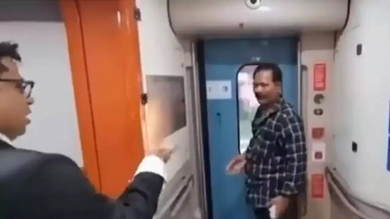 தானியங்கி கதவுகள் என தெரியாமல் வந்தே பாரத் ரயிலில் மாட்டிக்கொண்ட நபர்..!!