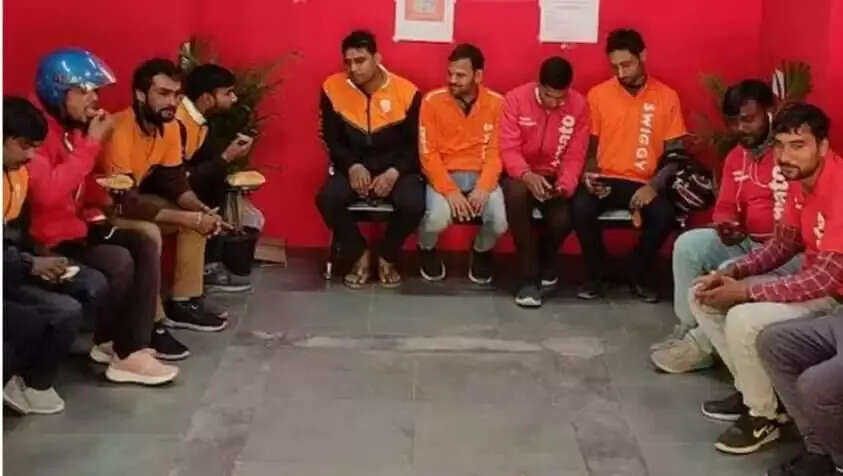 குவியும் பாராட்டுக்கள்..!! டெலிவரி பாய்க்கு நற்செய்தி சொன்ன சொமேட்டோ நிறுவனம்..!