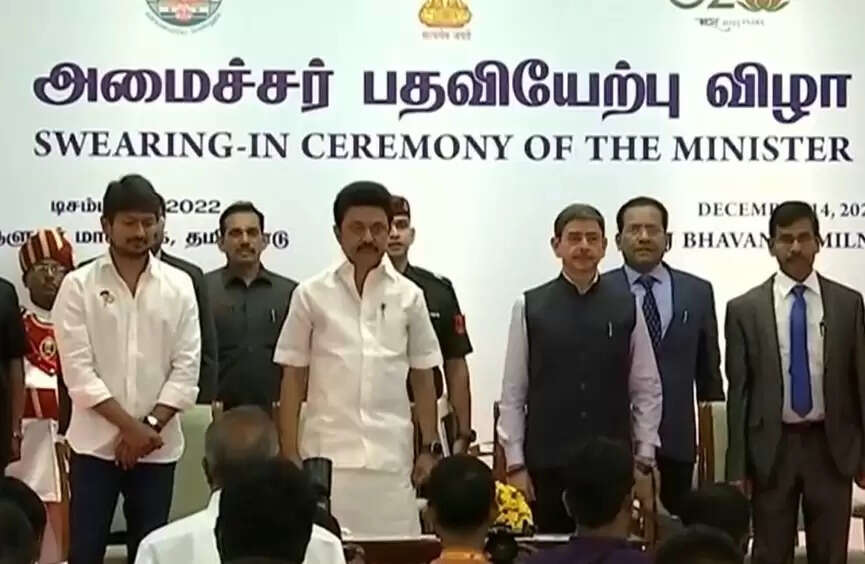 10 அமைச்சர்களின் இலாகா மாற்றம்: யார் யாருக்கு எந்த துறை தெரியுமா..?