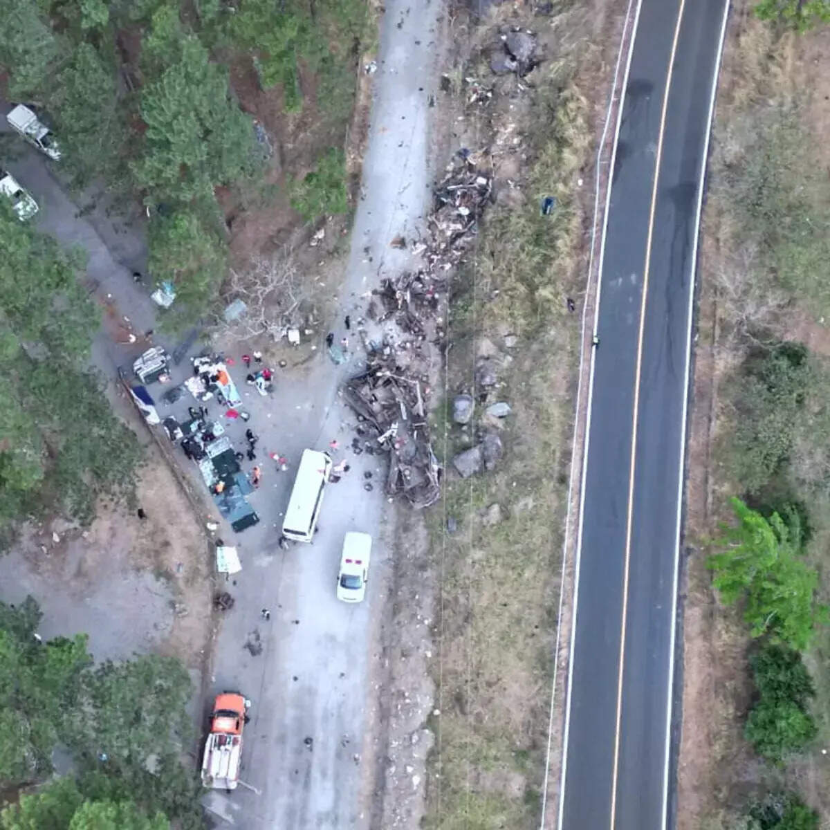 500 அடி பள்ளத்தாக்கில் கவிழ்ந்த பயணிகள் பேருந்து: 39 பேர் உடல் நசுங்கி பலி!!.