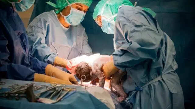 வாட்ஸ் அப் கால் மூலம் பிரசவம் பார்த்த மருத்துவர்கள்!!