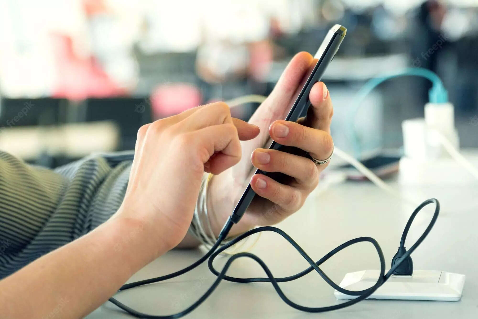 எச்சரிக்கை! பொது இடங்களில் சார்ஜ் செய்ய வேண்டாம்!!