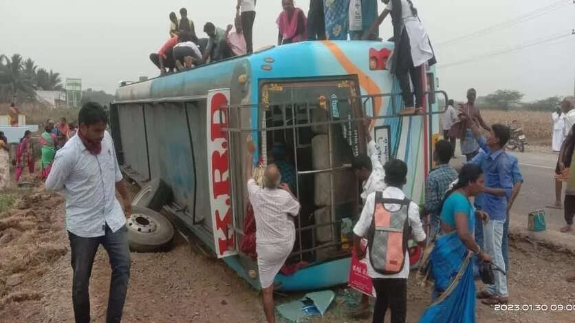 அரியலூர் அருகே சோகம்.. பேருந்து கவிழ்ந்து விபத்து: கல்லூரி மாணவர் பலி..!