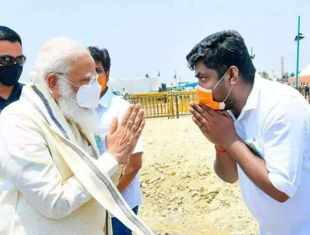 அதிமுகவில் இணைந்தார் பாஜகவின் அடுத்த நபர்!!