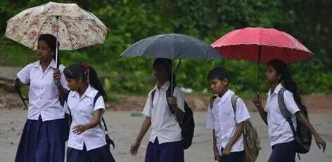 மாணவர்களுக்கு மட்டும் தான் விடுமுறை...ஆசிரியர்கள் பள்ளிக்கு செல்லவும்!...