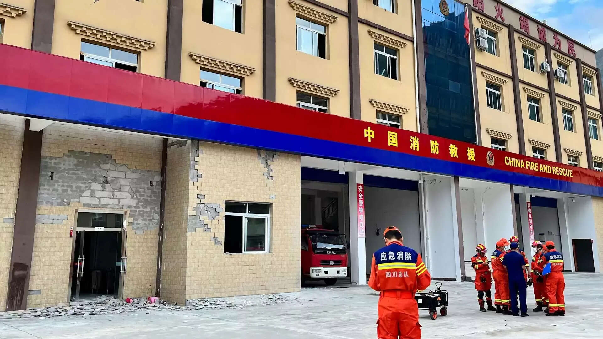 அடுக்குமாடி கட்டிடத்தில் திடீர் தீ விபத்து; 10 பேர் பலி!