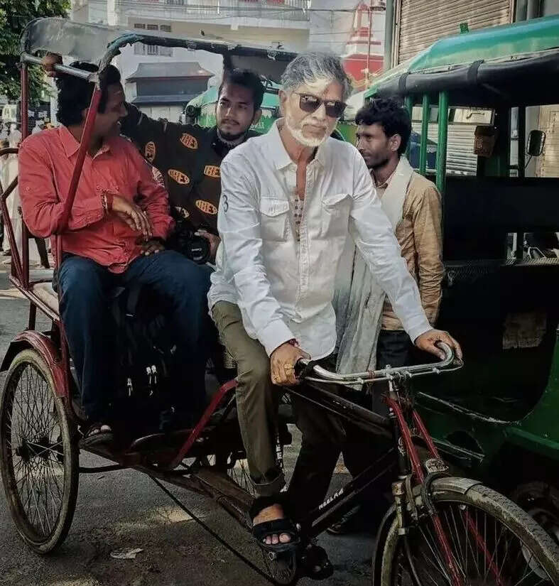 ஹரித்வாரில் ரிக்ஷா ஓட்டிய தளபதி விஜயின் தந்தை!!