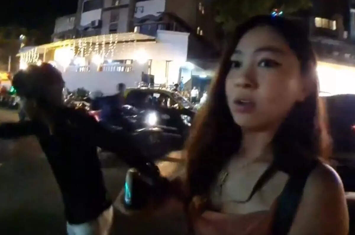 பெண் யூ-டியூபருக்கு பாலியல் தொல்லை: 2 பேர் கைது