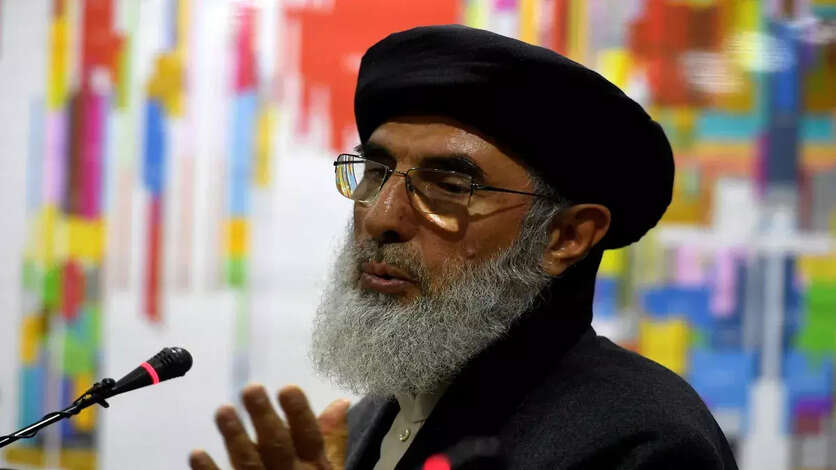 ஆப்கானிஸ்தானில் பரபரப்பு..!! மசூதிக்குள் நுழைந்து முன்னாள் பிரதமரை கொல்ல முயற்சி!