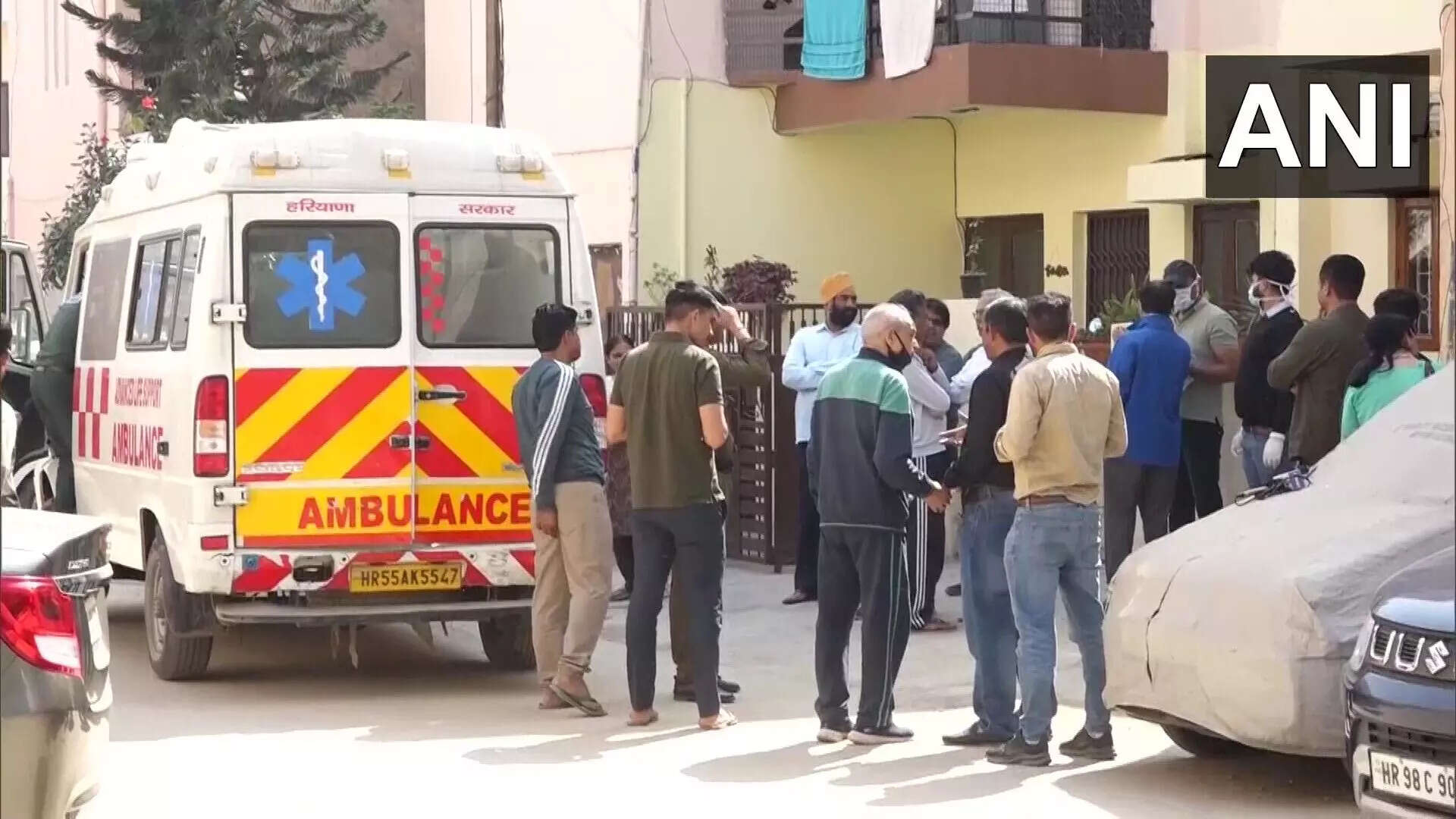 கொரோனாவுக்கு பயந்து 3 ஆண்டுகள் வீட்டைவிட்டு வெளியே வராத தாய், மகன்!!