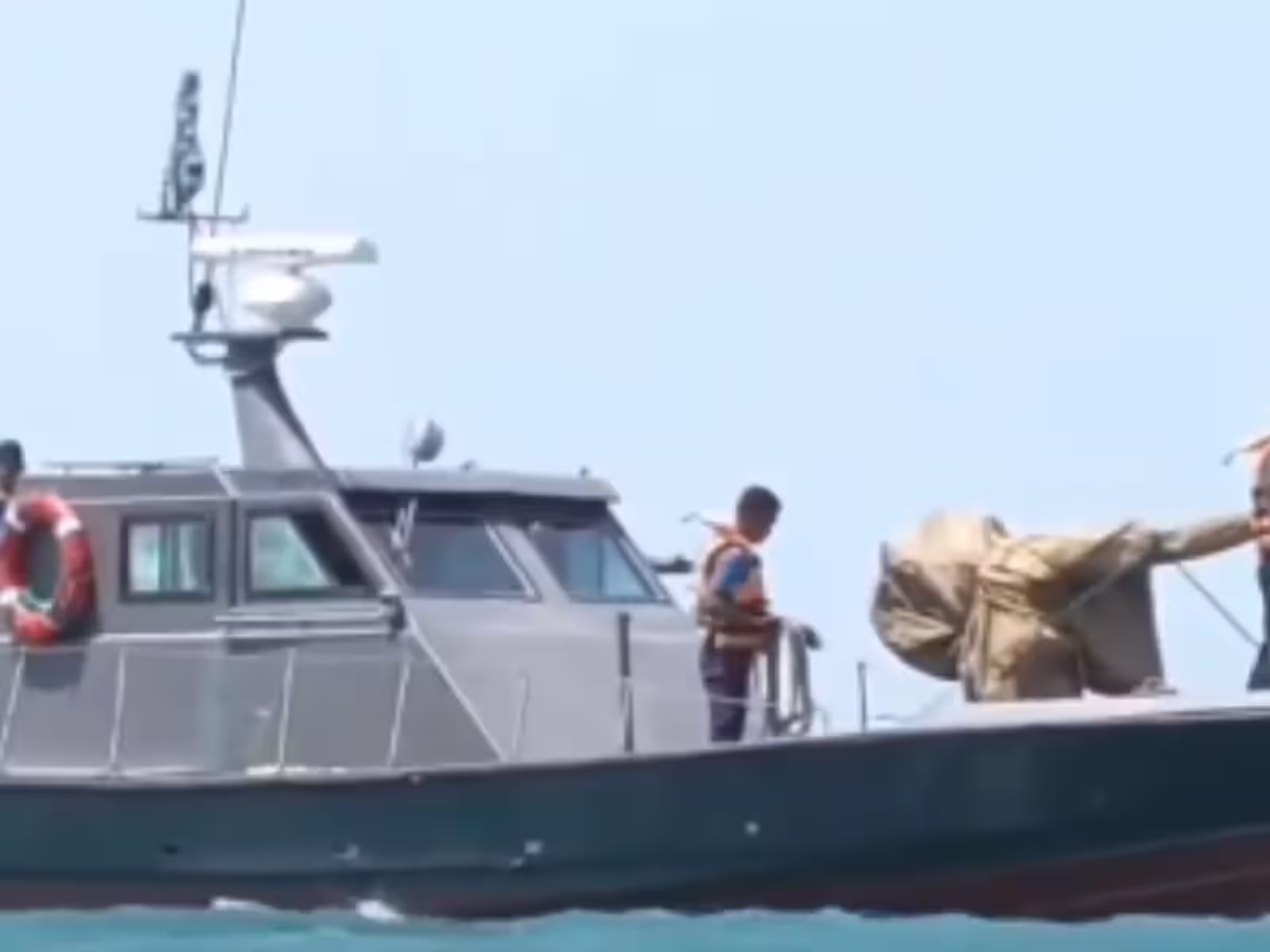 கடலில் தங்கத்தை வீசிய கும்பல்!!