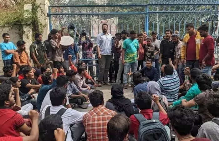 பாலியல் குற்றச்சாட்டு – பேராசிரியருக்கு 15 நாள் போலீஸ் காவல்!!