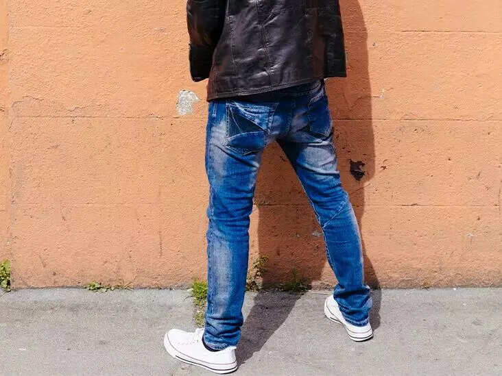 சிறுநீர் கழிக்க இறங்கியது குத்தமா?..கத்தி முனையில் கார் கடத்தல்!...