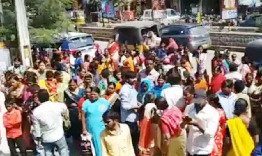 இலவச புடவைக்கான டோக்கன் வாங்க சென்ற போது கூட்ட நெரிசலில் சிக்கி உயிரிழந்த 4 பெண்களின் குடும்பத்திற்கு தலா ரூ. 2 லட்சம் நிதியுதவி..!!