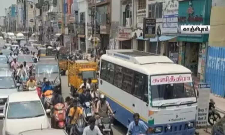 பட்டு வாங்க குவிந்த மக்களால் போக்குவரத்து நெரிசல்!!