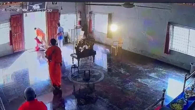 பட்டியலின பெண்ணின் முடியைப் பிடித்து கோவிலுக்கு வெளியே தள்ளிய பூசாரி!!