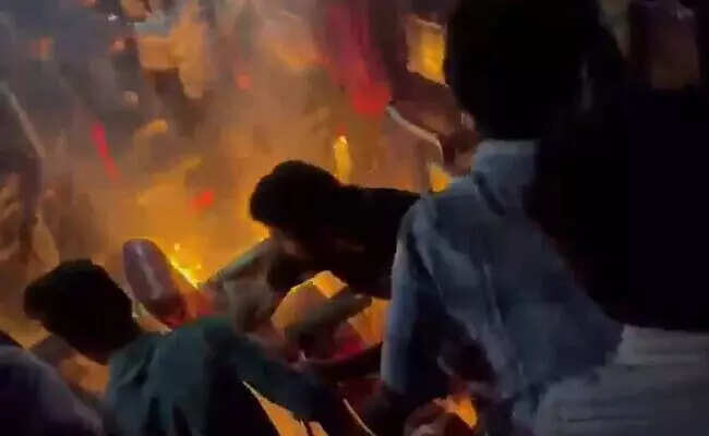 ரசிகர்கள் அட்டகாசத்தால் பற்றி எரிந்த தியேட்டர்!!