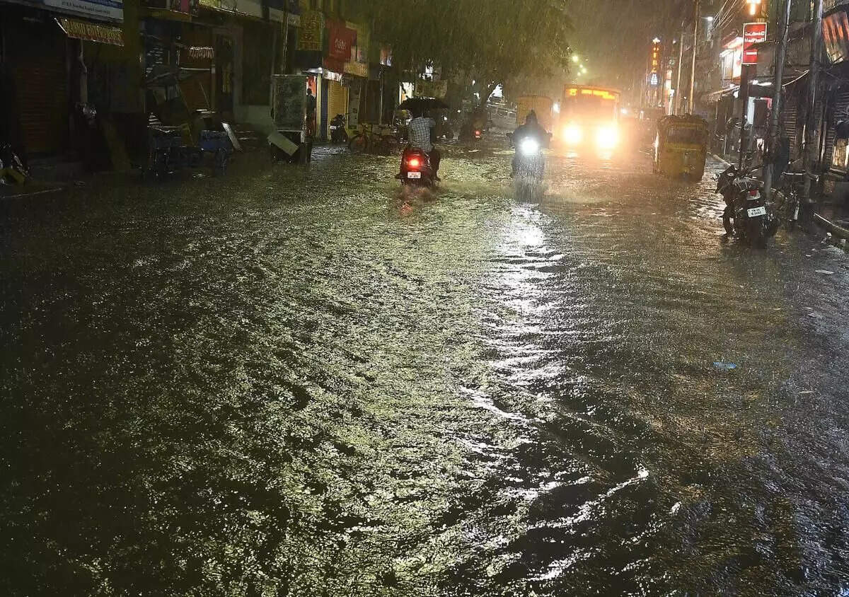 கரையை கடக்கத் தொடங்கியது மாண்டஸ் புயல்!!