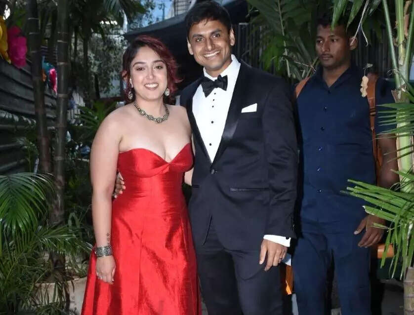 பிரபல நடிகரின் மகளுக்கும், ஃபிட்னஸ் பயிற்சியாளருக்கும் நிச்சயம்!!