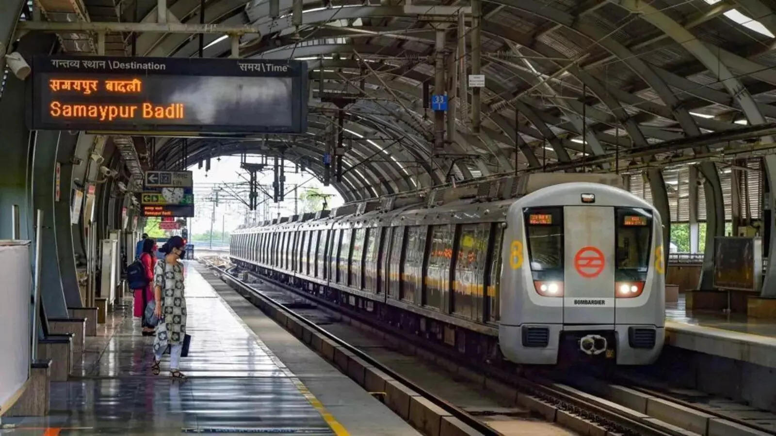 மெட்ரோ ரயிலில் சுத்தம் செய்த இளைஞருக்கு குவியும் பாராட்டு!!