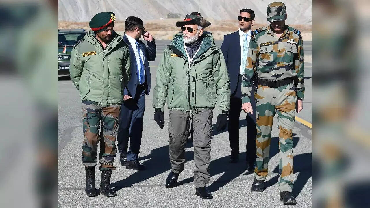 பிரதமருடன் சுராங்கனி பாடல் பாடி மகிழ்ந்த தமிழக வீரர்கள்!! VIDEO