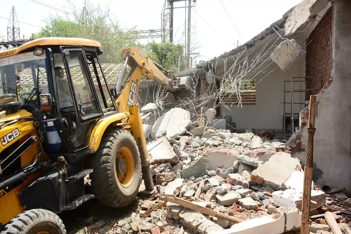 திருமண பரிசாக பொக்லைன்...அதிர்ச்சியில் மாப்பிள்ளை!....