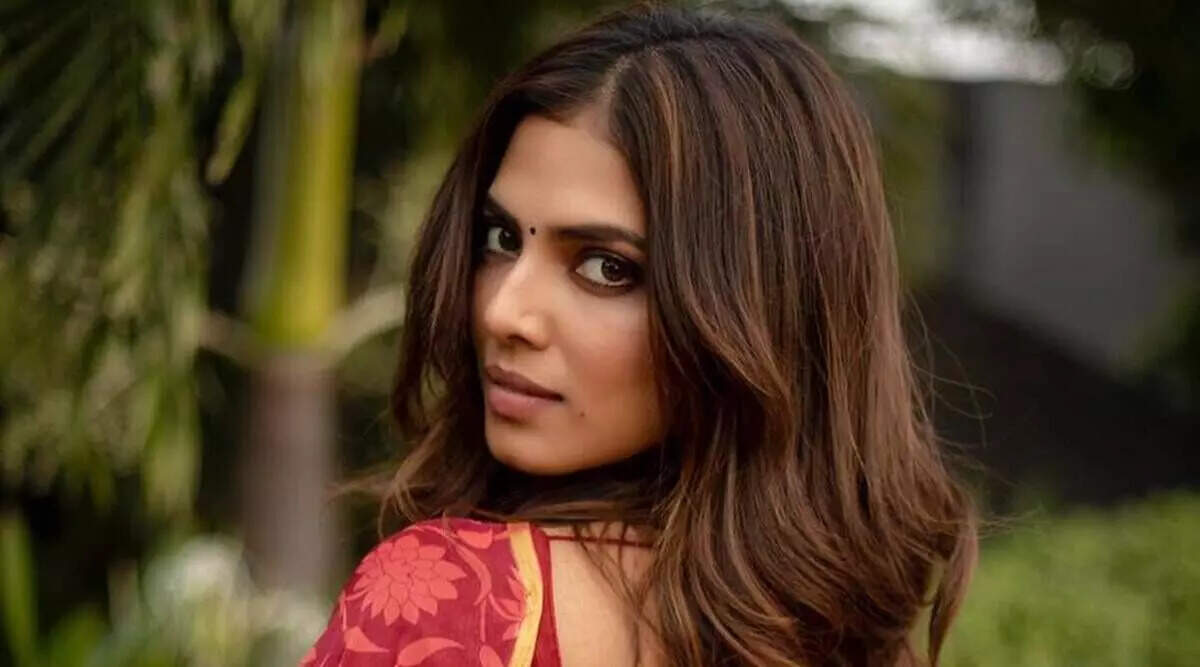 சிலம்பம் சுற்றி மாஸ் காட்டும் விஜய் பட நாயகி!!