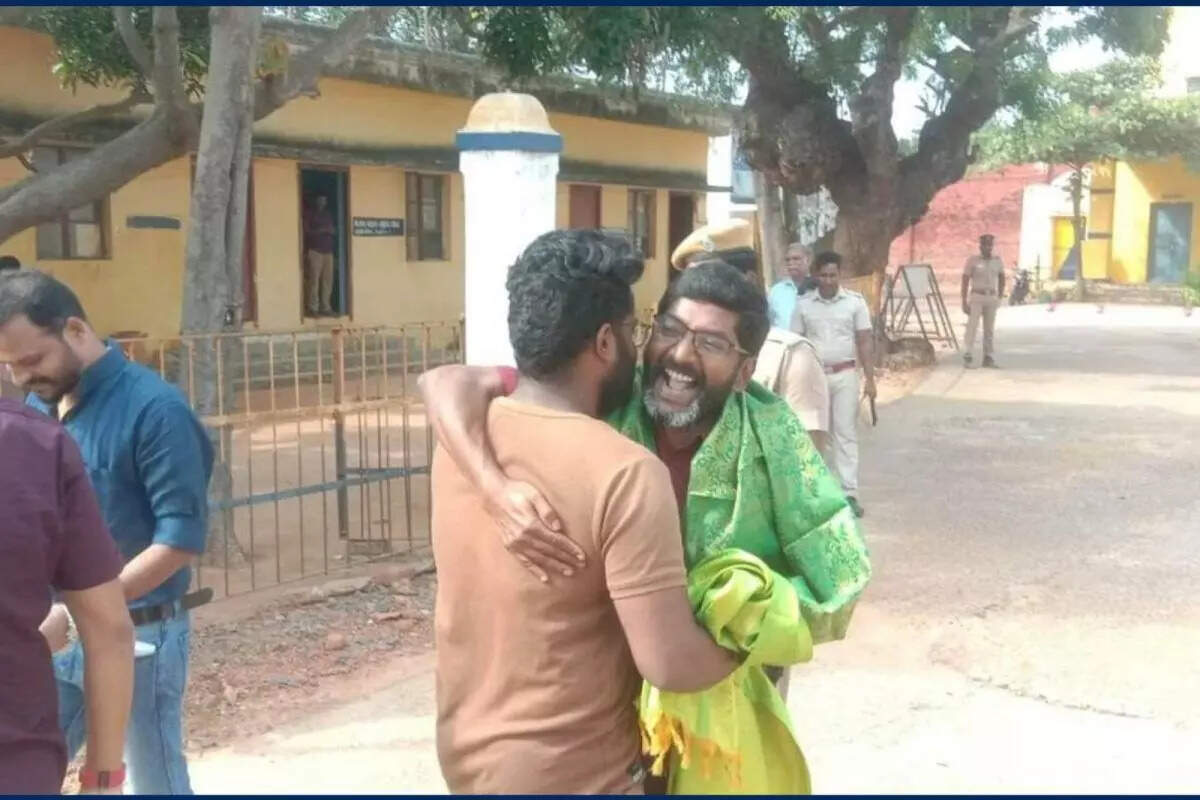 சிறையில் இருந்து வெளியே வந்தார் சவுக்கு சங்கர்!!