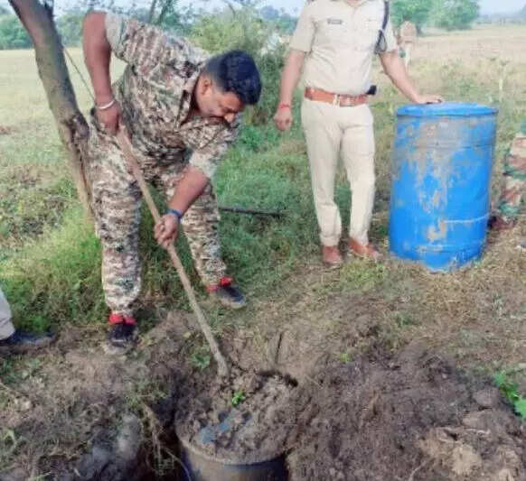 போலீஸ் அதிர்ச்சி! அடி பம்பில் இருந்து கொட்டிய மதுபானம்!!