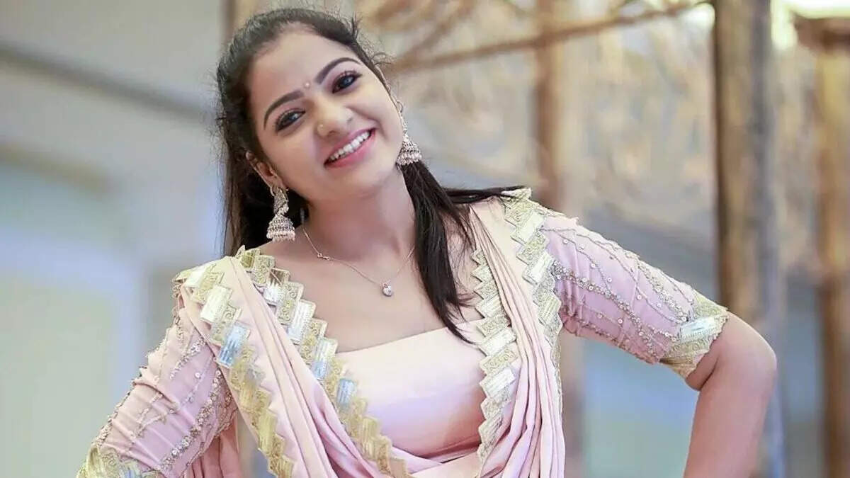 நடிகை சித்ரா மரணத்தில் டிவி பிரபலத்திற்கு தொடர்பு?!