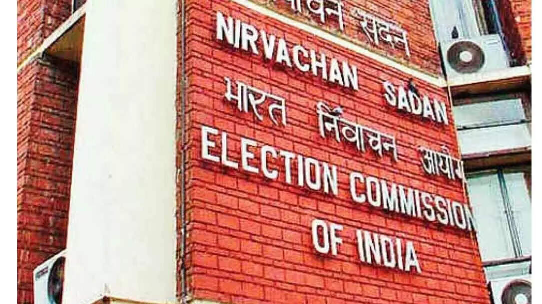 ஆதாருடன் வாக்காளர் அட்டை இணைப்பு - இவ்வளவு பேர் ஆதரவா?