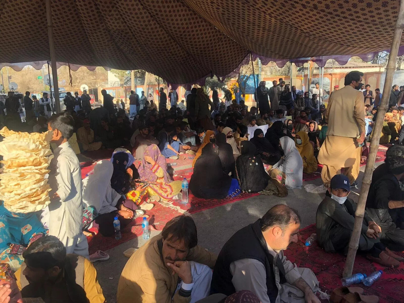 அதிர்ச்சி! வீட்டிலேயே தனியாக சிறை வைத்திருந்த அமைச்சர்!!