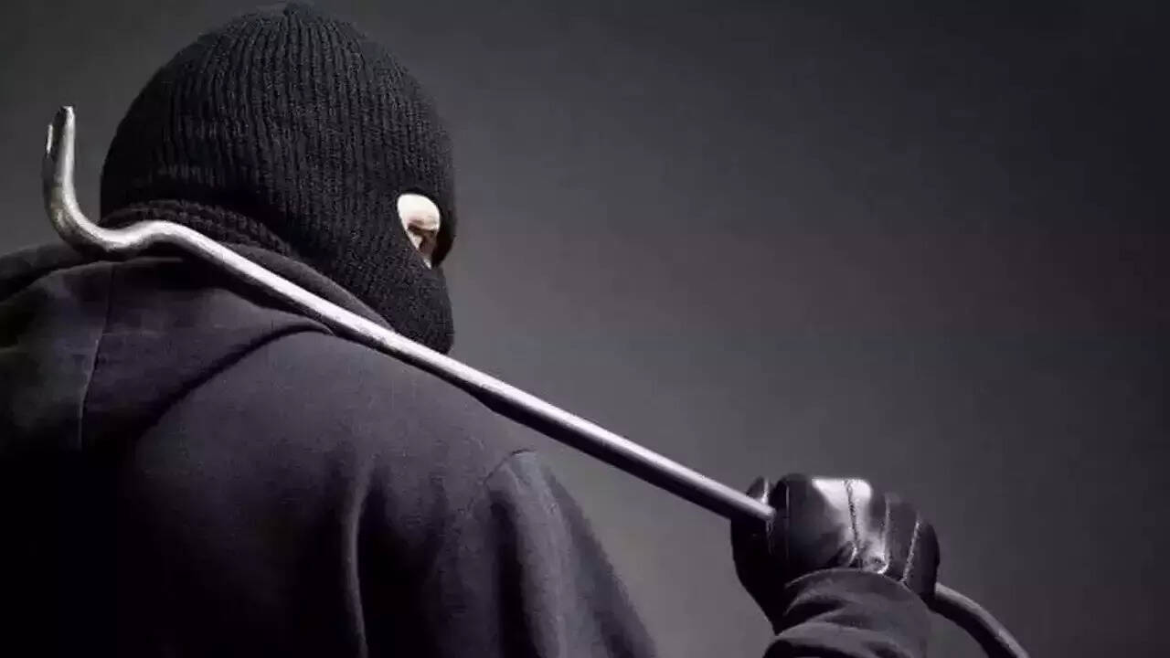 திருட வந்த இடத்தில் சாப்பிட்டு தூங்கிய திருடன் !! குறட்டை சத்தத்தால் பிடிபட்ட சம்பவம்..!!